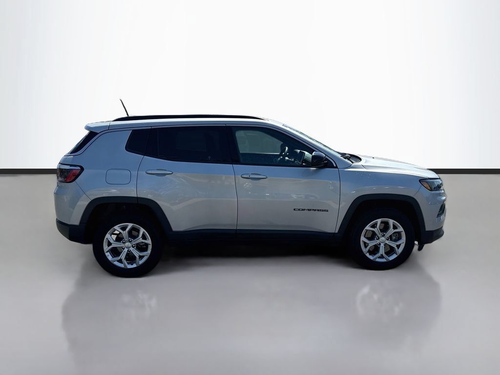 Used 2024 Jeep Compass Latitude AWD/4WD image 9