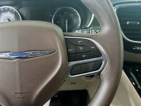 Used 2020 Chrysler Voyager LX image 27