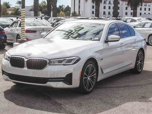 Used 2023 BMW 530e w/ Premium Package image 3