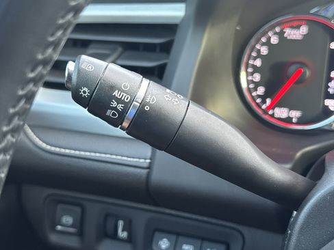 Used 2022 GMC Acadia SLT w/ Elevation Edition image 16