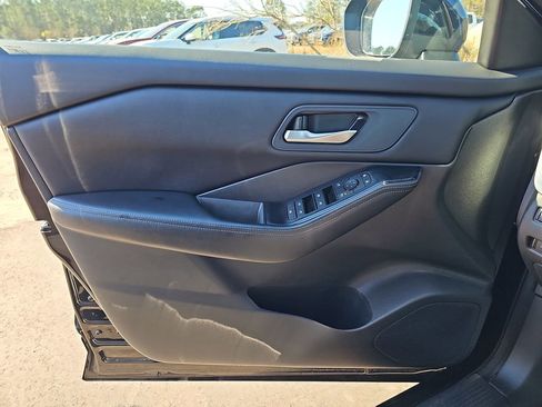 Used 2025 Nissan Rogue SV image 30