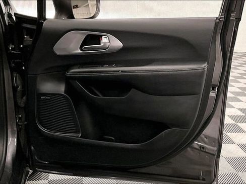 Used 2018 Chrysler Pacifica Limited w/ Advanced Safetytec Group FWD image 22