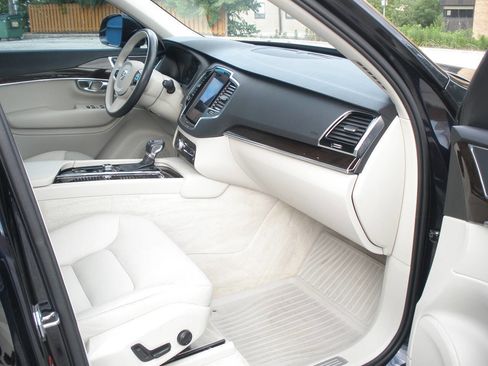 Used 2016 Volvo XC90 T6 Momentum w/ Momentum Plus Package AWD/4WD image 28