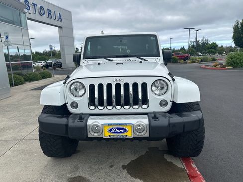 Used 2014 Jeep Wrangler Unlimited Sahara w/ Connectivity Group AWD/4WD image 7