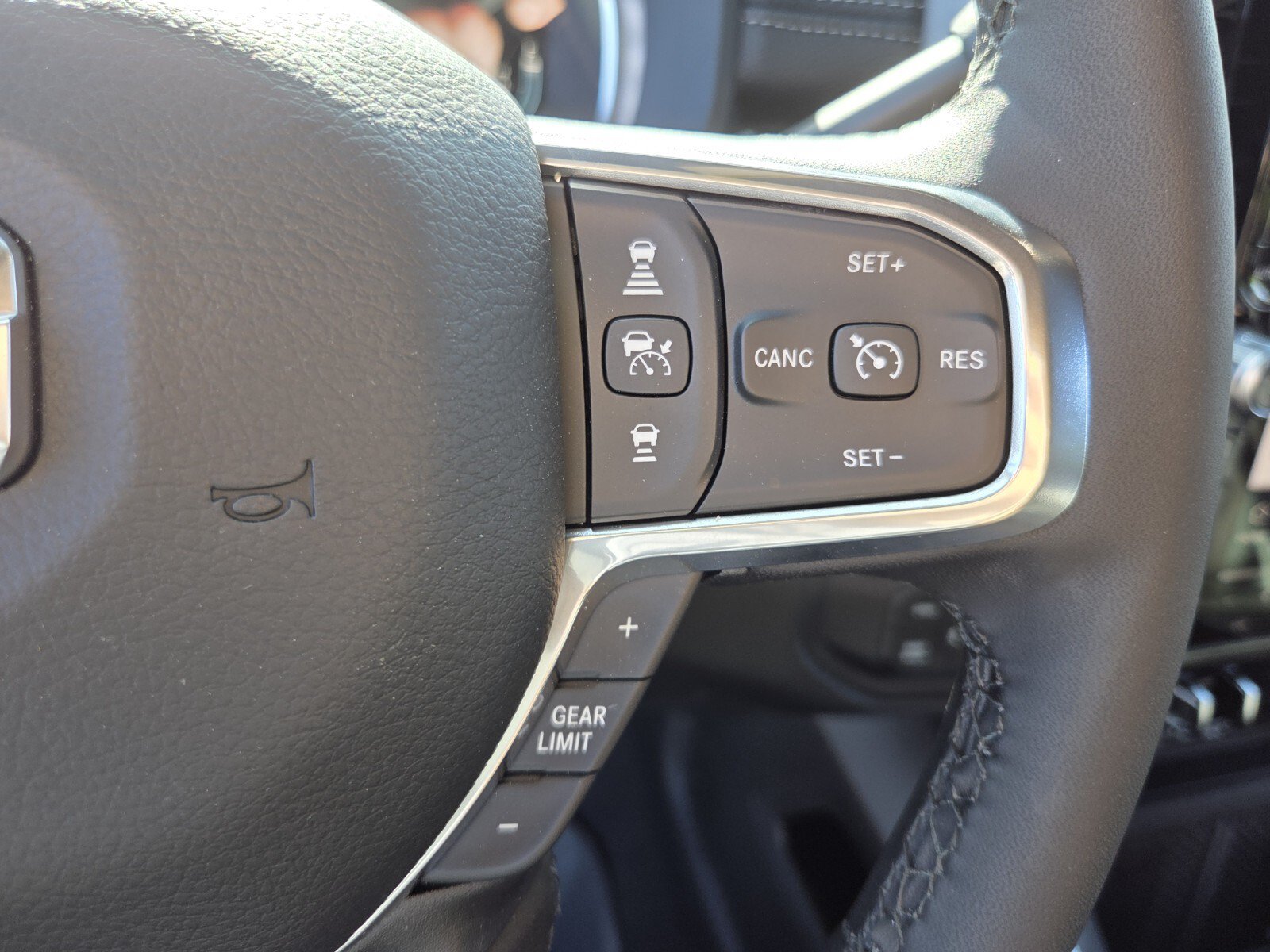Used 2025 RAM 2500 Laramie AWD/4WD image 24