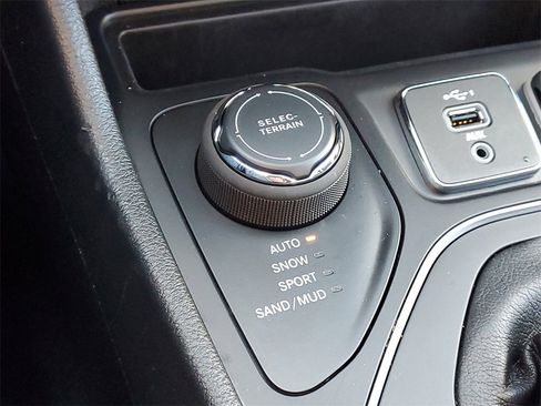 Used 2022 Jeep Cherokee Latitude Lux w/ Sun & Sound Group image 27