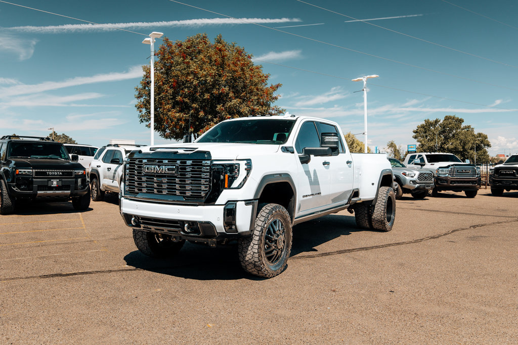 Used 2026 GMC Sierra 3500 Denali Ultimate w/ LPO, Black Badging Package AWD/4WD image 3