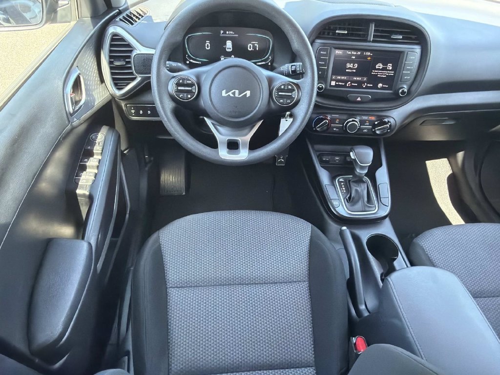 Used 2025 Kia Soul LX w/ LX Technology Package FWD image 9