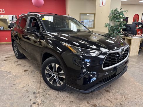 Used 2023 Toyota Highlander XLE image 1