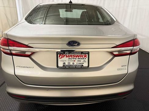 Used 2017 Ford Fusion SE w/ Fusion SE Technology Package image 16