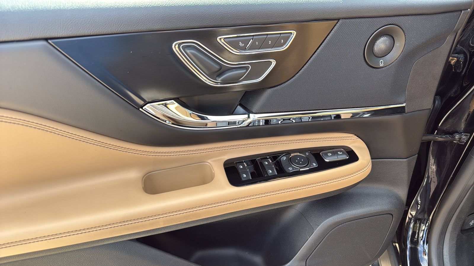 Used 2020 Lincoln Corsair Reserve FWD image 11