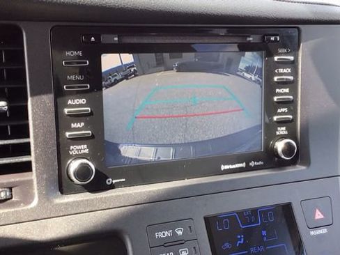 Used 2020 Toyota Sienna XLE image 28