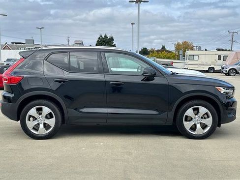 Used 2022 Volvo XC40 T5 Momentum image 2