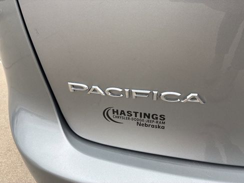 Used 2019 Chrysler Pacifica Touring-L image 5