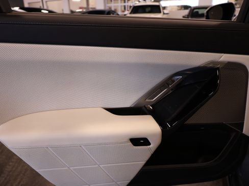 Used 2023 BMW 760i xDrive w/ Executive Package image 38