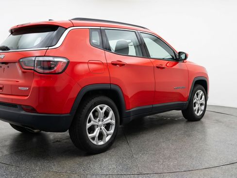 Used 2025 Jeep Compass Latitude AWD/4WD image 9