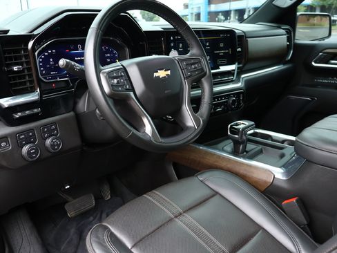 Used 2023 Chevrolet Silverado 1500 High Country w/ High Country Premium Package AWD/4WD image 3