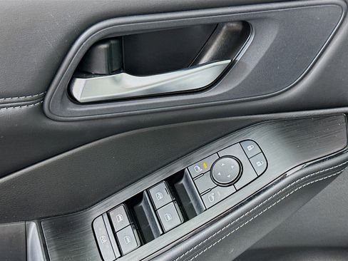 Used 2023 Nissan Rogue SV w/ SV Premium Package image 15