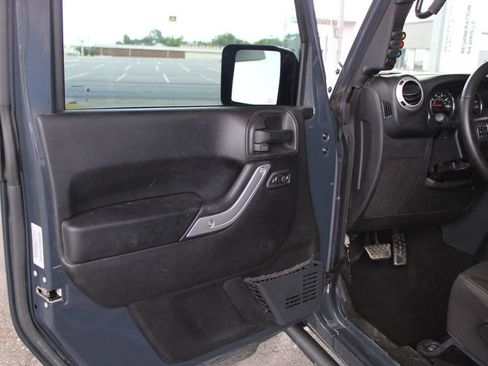Used 2016 Jeep Wrangler Unlimited Sahara w/ Connectivity Group AWD/4WD image 10