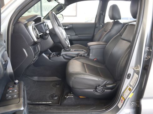 Used 2018 Toyota Tacoma TRD Sport image 13