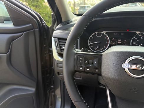 Used 2025 Nissan Rogue SV FWD image 17