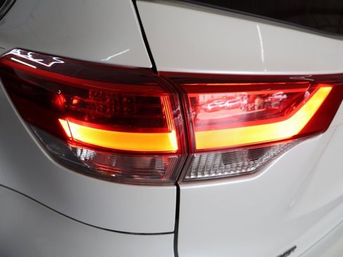 Used 2017 Toyota Highlander LE image 28