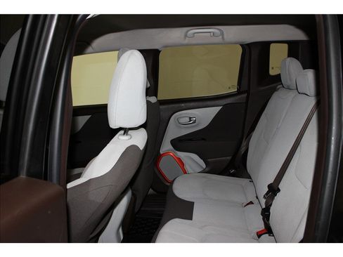 Used 2015 Jeep Renegade Latitude image 12