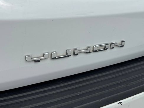 Used 2024 GMC Yukon XL SLT AWD/4WD image 13