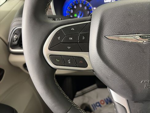 Used 2024 Chrysler Pacifica Limited image 16