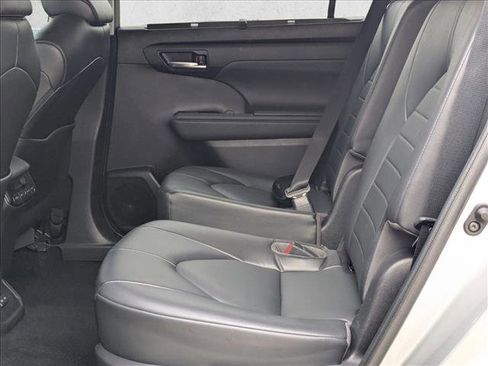 Used 2022 Toyota Highlander XLE FWD image 18