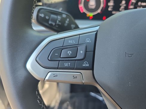 Certified 2025 Volkswagen Tiguan SE AWD/4WD image 16