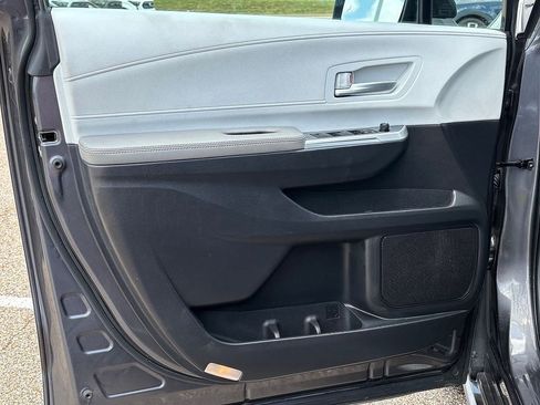 Used 2025 Toyota Sienna XLE FWD image 28