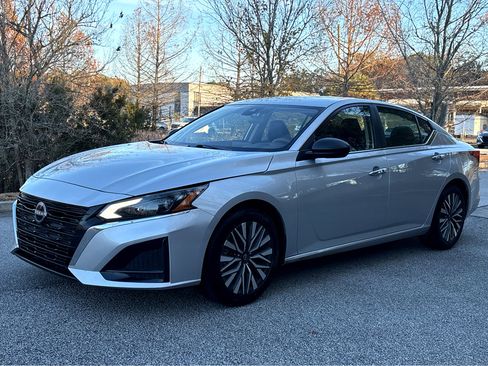 Certified 2024 Nissan Altima 2.5 SV image 3