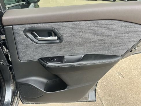 Used 2023 Nissan Rogue SV image 48