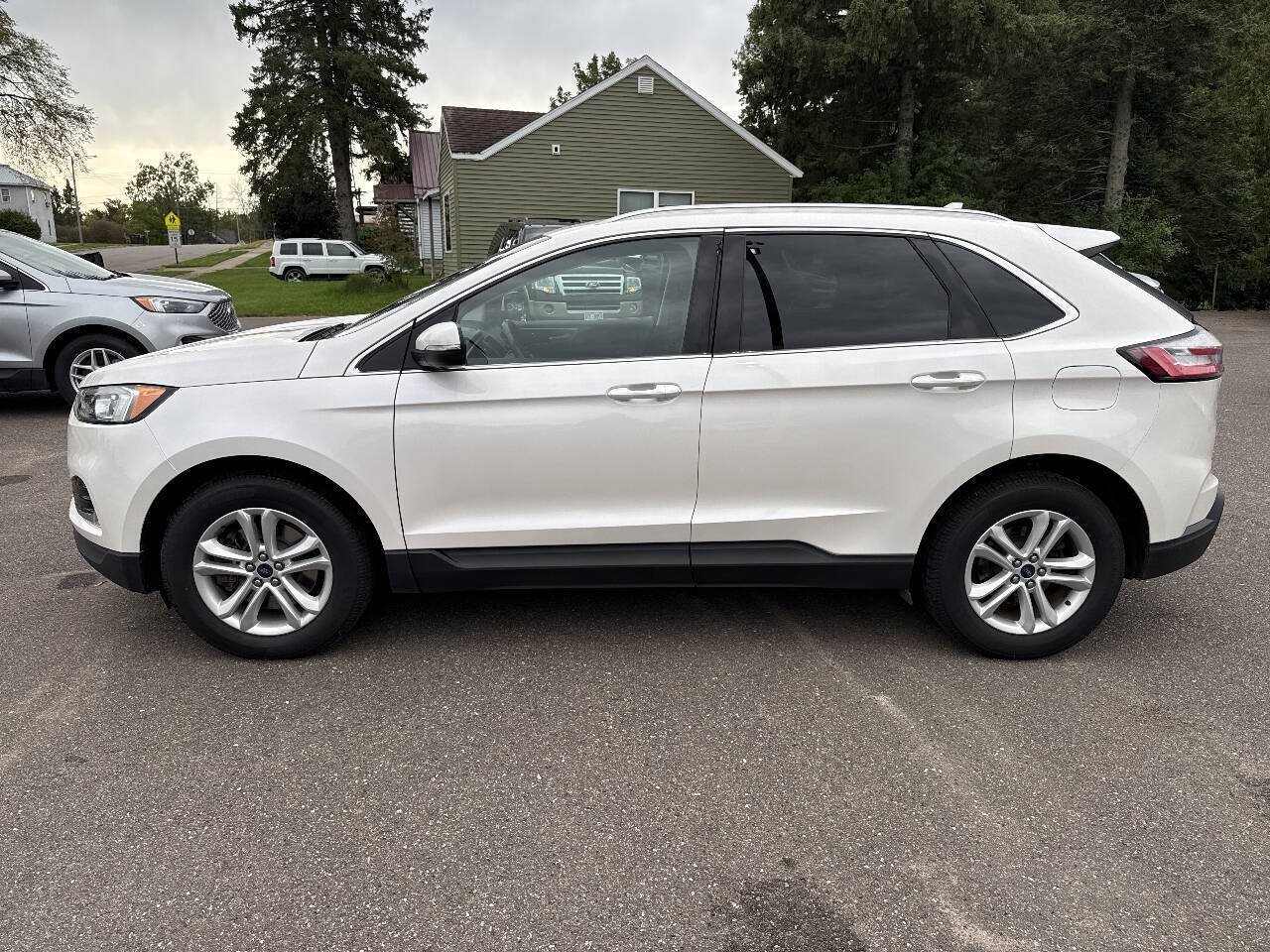 Used 2019 Ford Edge SEL w/ Equipment Group 201A AWD/4WD image 2