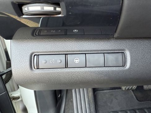 Used 2022 Nissan Pathfinder SV image 35