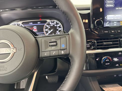 New 2025 Nissan Pathfinder SL image 12