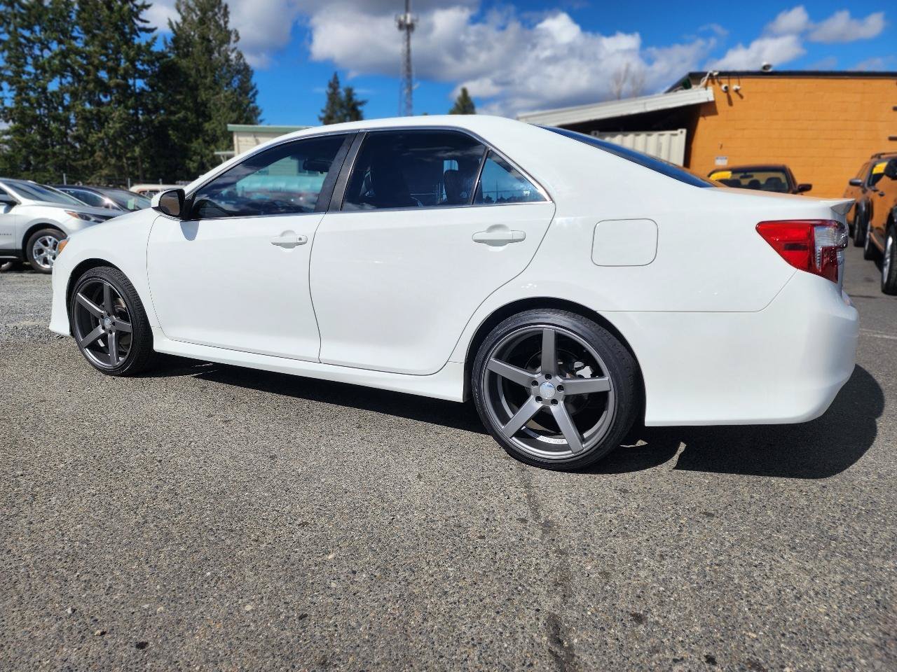 Used 2014 Toyota Camry SE FWD image 9
