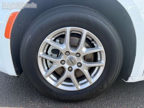 Used 2024 Chrysler Voyager LX image 10