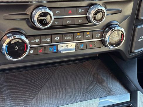 Used 2025 Ford F250 Platinum w/ FX4 Off-Road Package image 32