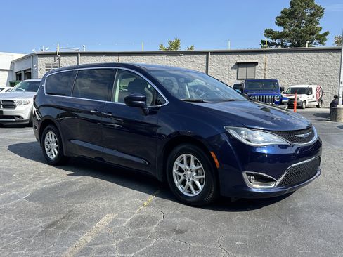 Used 2020 Chrysler Pacifica Touring image 2