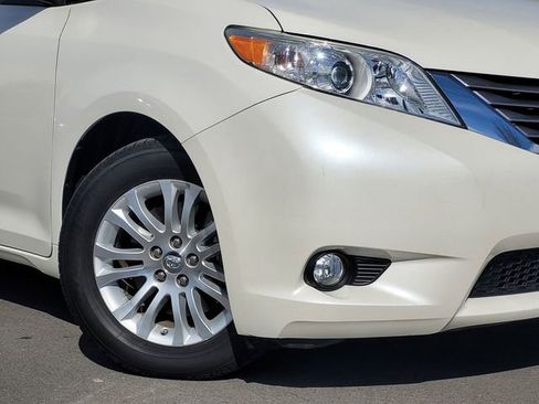 Used 2017 Toyota Sienna XLE Premium image 3