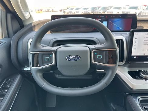 Used 2025 Ford Expedition Active AWD/4WD image 14