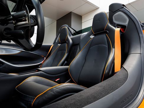 Used 2025 McLaren Artura Spider RWD image 46
