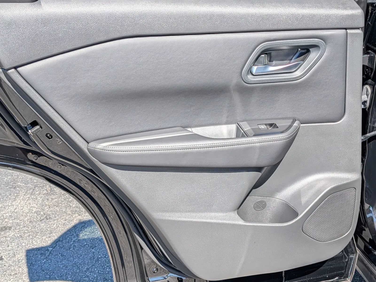 Used 2025 Nissan Rogue SV FWD image 18