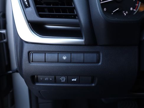 Used 2024 Nissan Rogue SV image 4