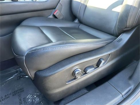 Used 2025 Cadillac XT4 Premium Luxury image 18