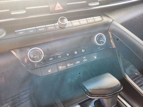 Used 2024 Hyundai Elantra Limited image 15