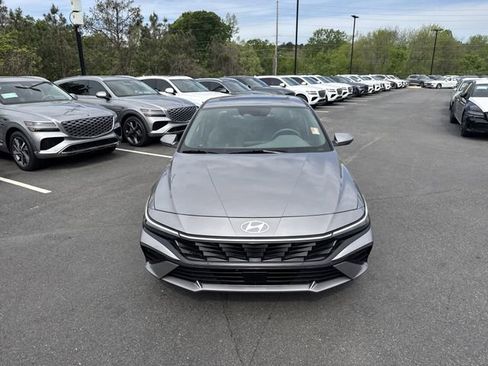 Certified 2025 Hyundai Elantra SEL image 2