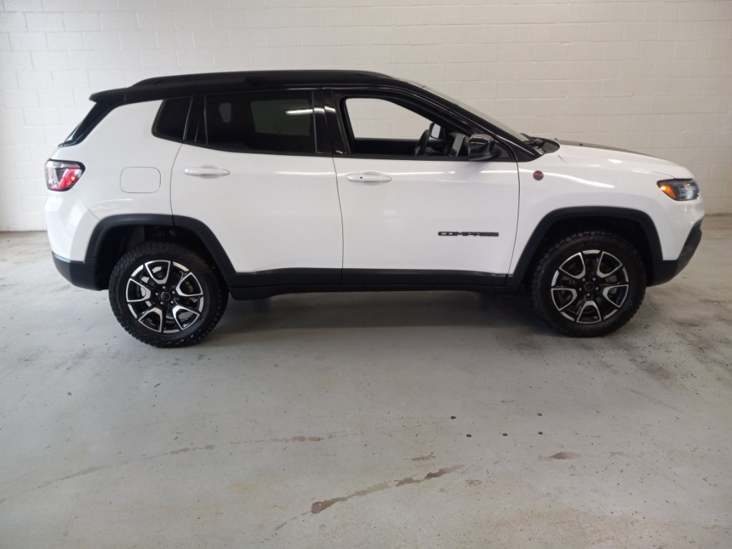 Used 2025 Jeep Compass Trailhawk AWD/4WD image 2